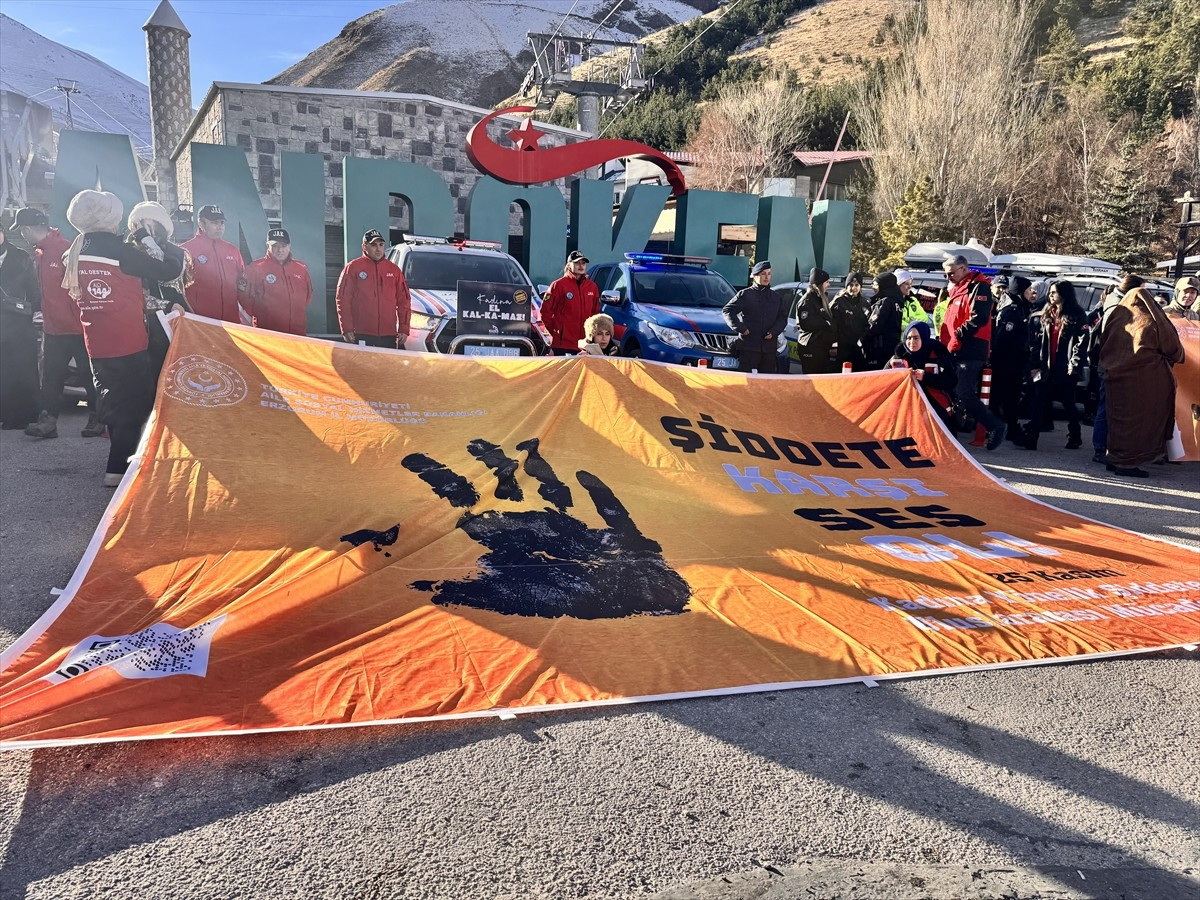 Erzurum'da kamu kurumları, sivil toplum kuruluşları, öğrenci ve vatandaşların katılımıyla...