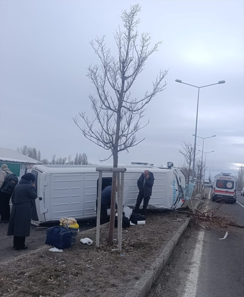 Erzurum'da kamyon ile minibüsün çarpışması sonucu 7 kişi yaralandı. Çarpışmanın etkisiyle minibüs...