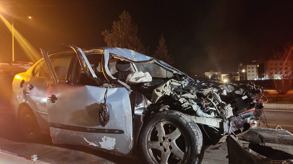 Erzurum'da kamyonet ile otomobilin çarpışması sonucu 1 kişi öldü, 2 kişi yaralandı.