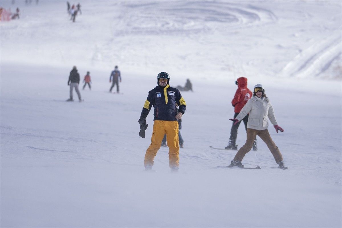 Erzurum'da, kar kalınlığının 41 santimetre ölçüldüğü Palandöken Kayak Merkezi, havalimanına 20...