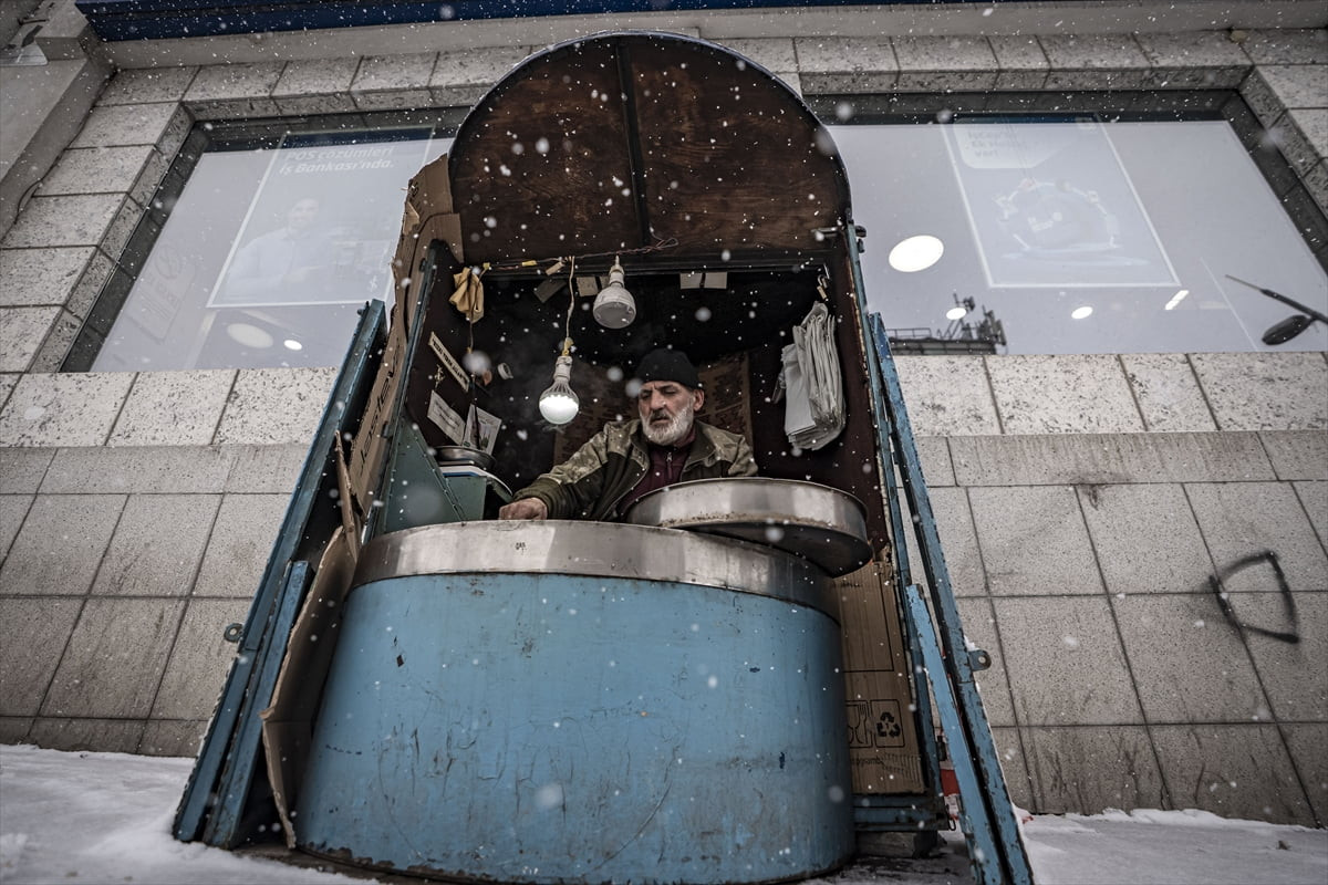 Erzurum'da kar yağışı etkili oldu. Öğlen saatlerinde başlayan kar yağışıyla kent beyaza...