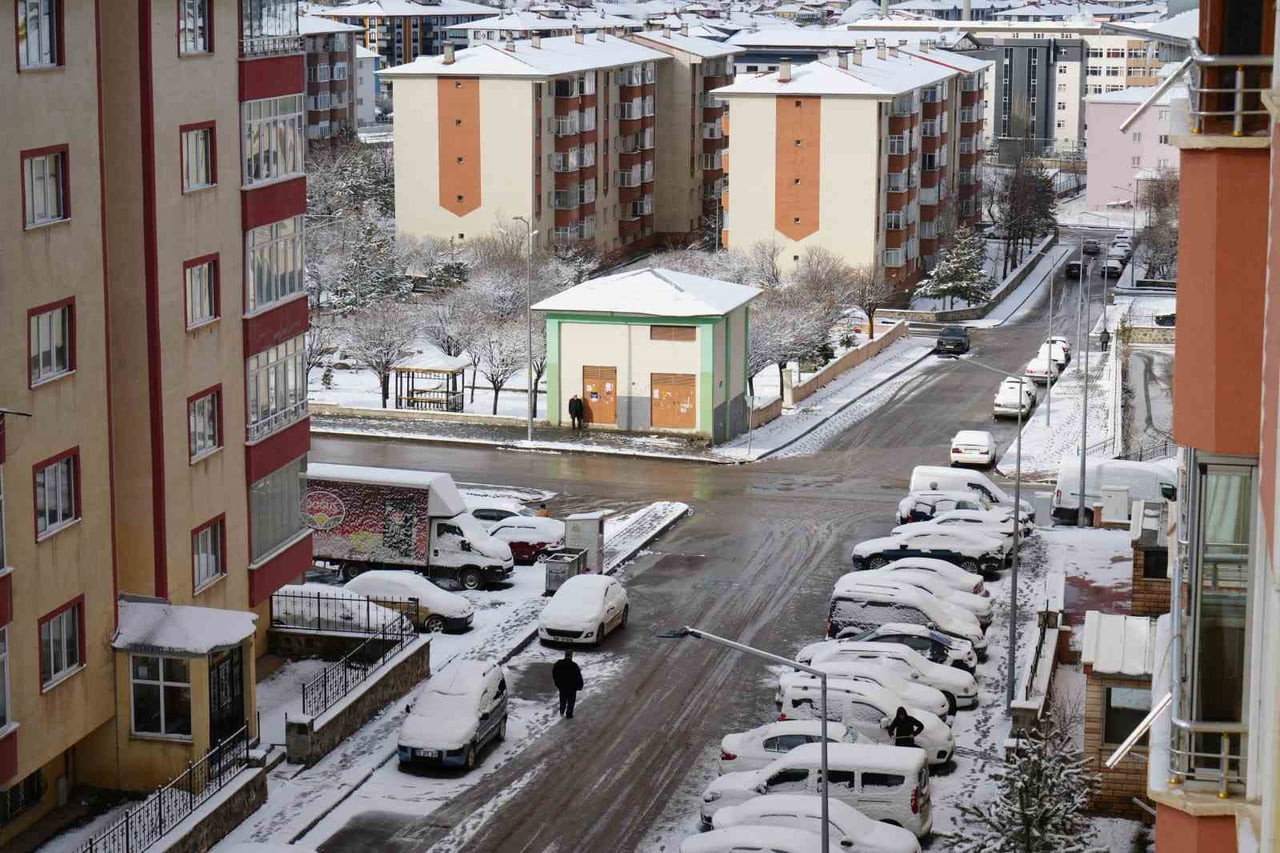 ERZURUM'DA KAR YAĞIŞI KENT MERKEZİNİ BEYAZ ÖRTÜYE BÜRÜDÜ.