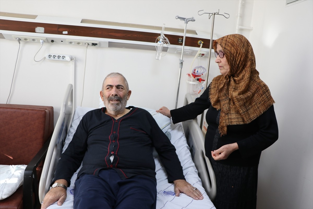 Erzurum'da karaciğer yetmezliği olan ve nakil için yaklaşık 50 kilo veren 69 yaşındaki Süleyman...