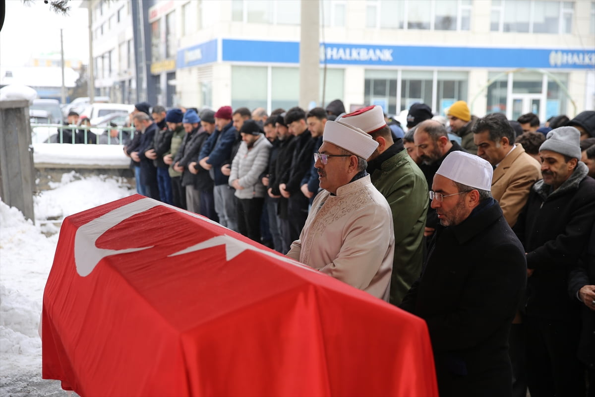 Erzurum'da Keresteciler Sitesi'ndeki bir mobilyacıda çıkan ve bitişiğindeki iş yerlerine sıçrayan...