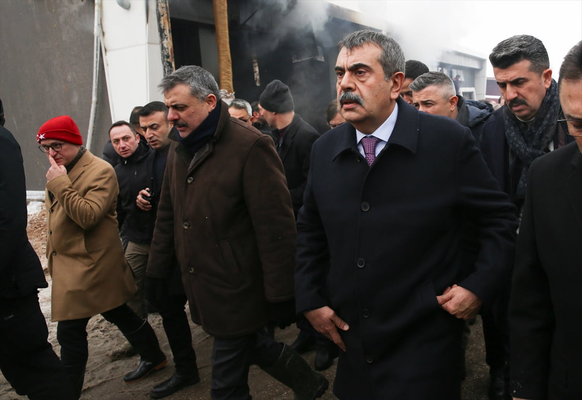 Erzurum'da Keresteciler Sitesi'ndeki bir mobilyacıda çıkan ve bitişiğindeki iş yerlerine sıçrayan...