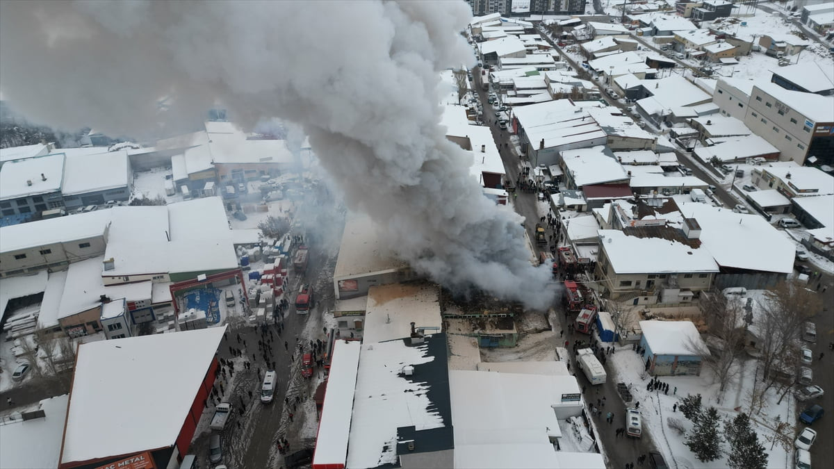 Erzurum'da Keresteciler Sitesi'ndeki mobilyacıda çıkan ve bitişiğindeki iş yerlerine sıçrayan...
