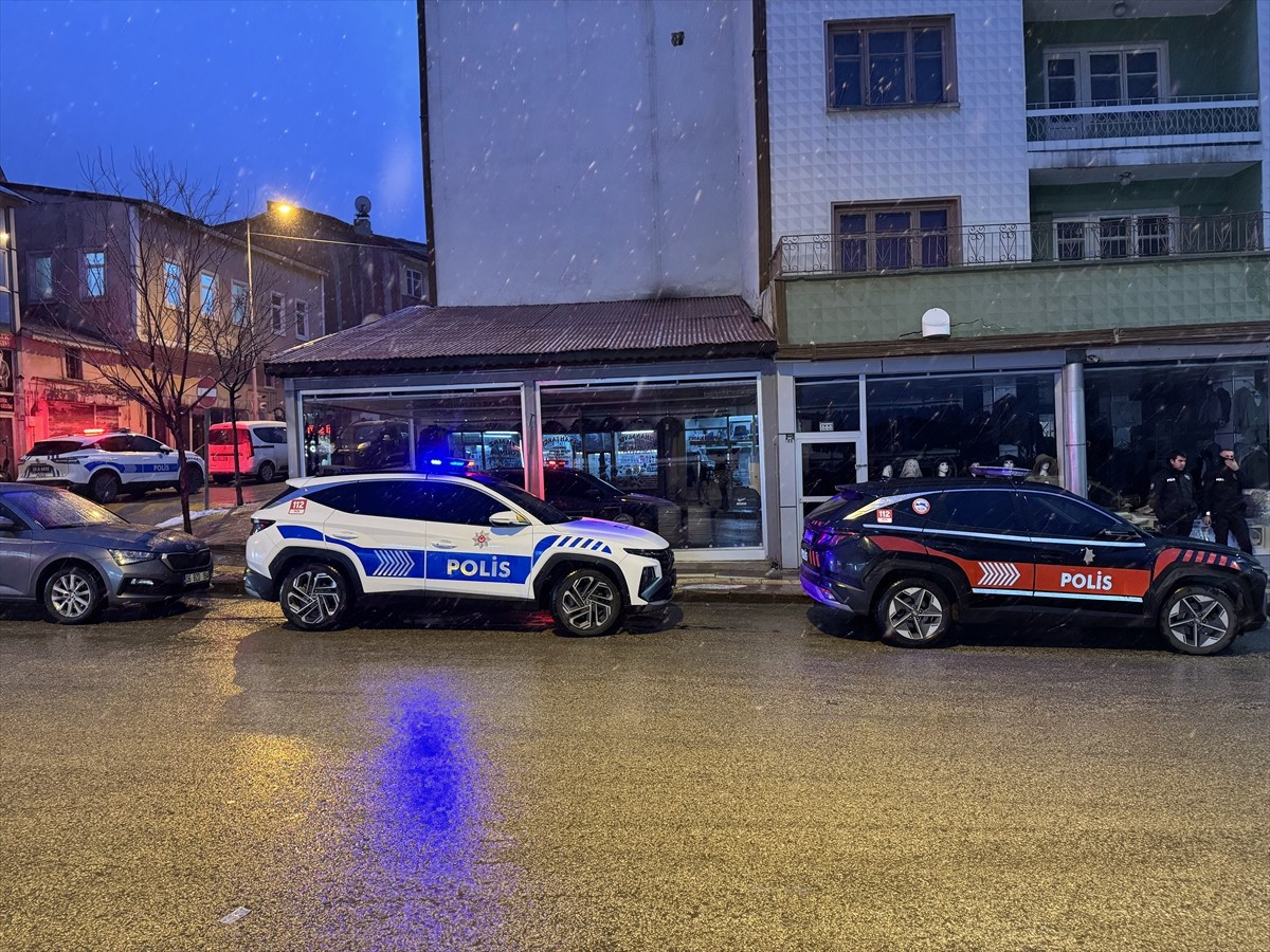 Erzurum'da kira anlaşmazlığı nedeniyle çıkan kavgada 2 kişi silahla yaralandı. İhbar üzerine olay...