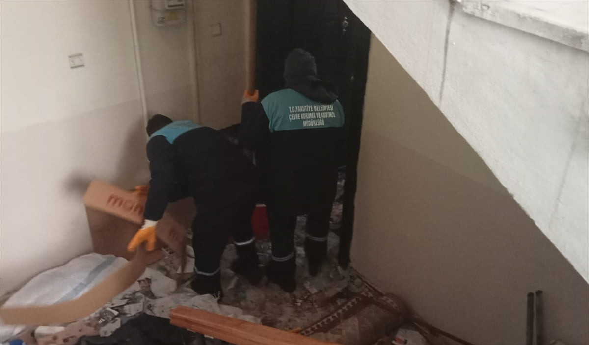 Erzurum'da komşuların "kötü koku" ihbarıyla çöple dolu olduğu tespit edilen ev boşaltıldı, yalnız...