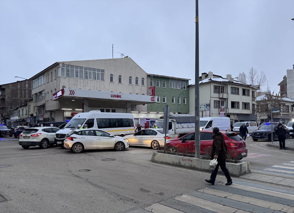 Erzurum'da, Kongre Caddesi’nde 2 grup arasında çıkan sopalı kavgayla ilgili 10 şüpheli gözaltına...