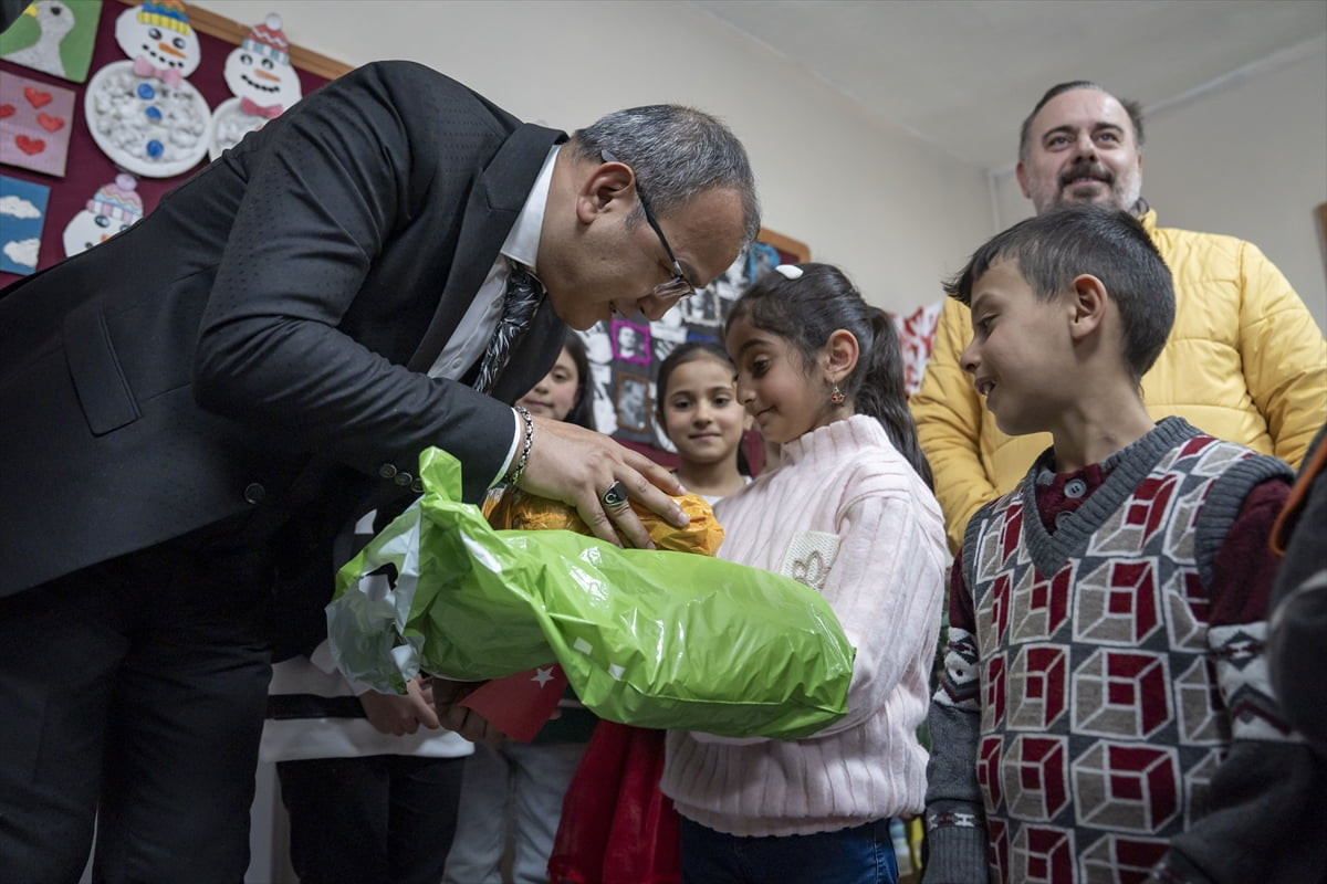 Erzurum'da off-road ekipleri, karlı dağları aşıp kırsaldaki öğrencilere hediyelerini verdi....