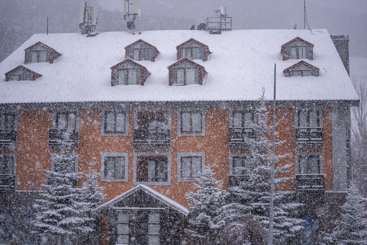 Erzurum'da öğle saatlerinde başlayan yoğun kar nedeniyle kent beyaza büründü.
