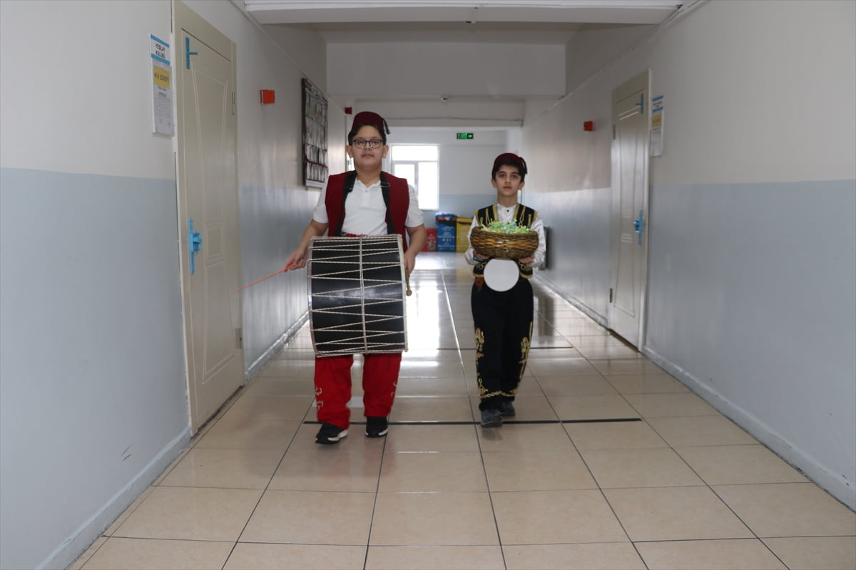 Erzurum'da okullarını süsleyen ilkokul öğrencileri, on bir ayın sultanı ramazanı, davul ve...