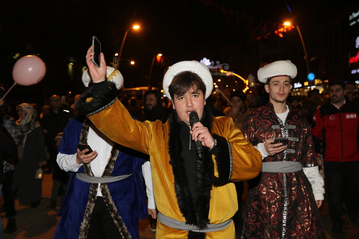 Erzurum'da, on bir ayın sultanı ramazan ayını karşılamak için fener alayı düzenlendi. Lala Paşa...