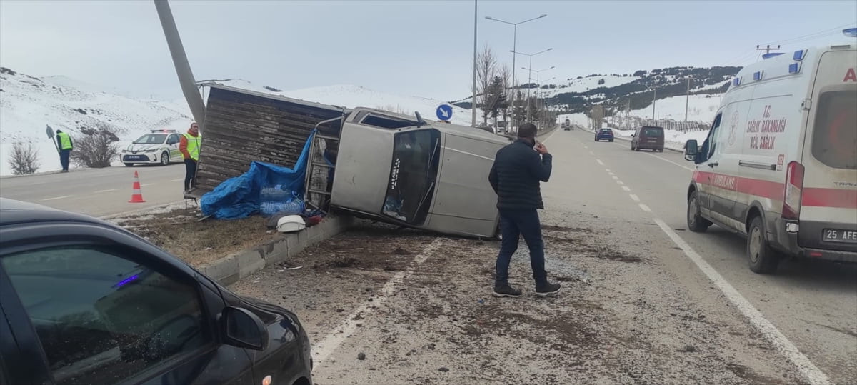Erzurum'da otomobil ile pikabın çarpışması sonucu 1 kişi hayatını kaybetti, 2 kişi yaralandı....