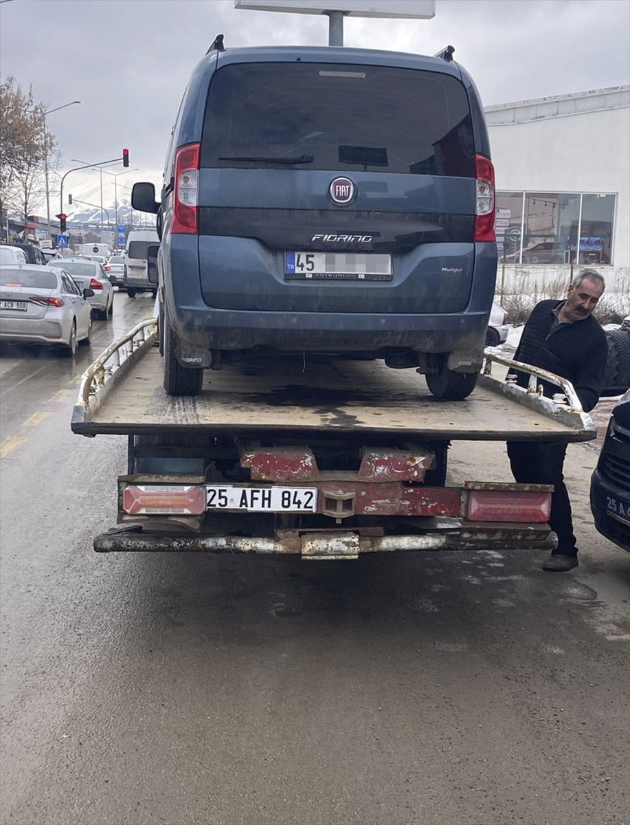 Erzurum'da polisin "dur" ihtarına uymayarak kaçan hafif ticari aracın sürücüsüne 200 bin lira ceza...