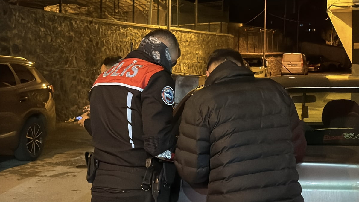 Erzurum'da polisin "dur" ihtarına uymayarak kaçan motosiklet sürücüsüne çeşitli ihlallerden toplam...