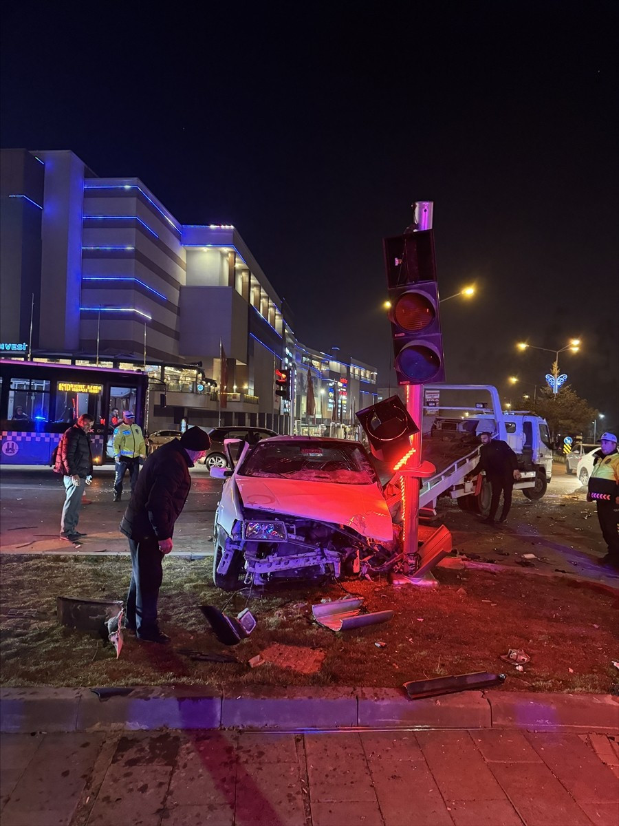 Erzurum'da polisin "dur" ihtarına uymayarak kaçan sürücünün bir otomobile ve sinyalizasyon...