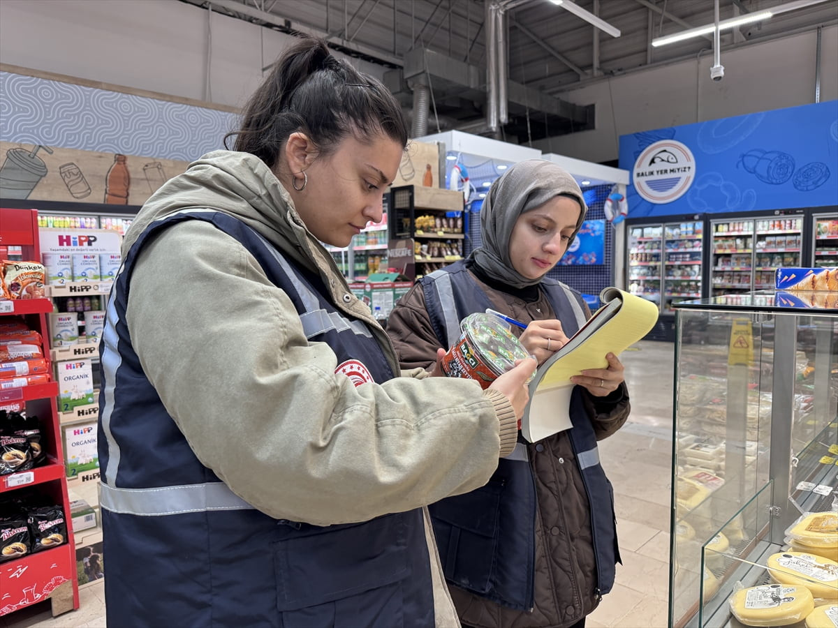 Erzurum'da Ramazan Bayramı öncesinde fahiş fiyat artışlarının önüne geçilmesi amacıyla işletmeler...