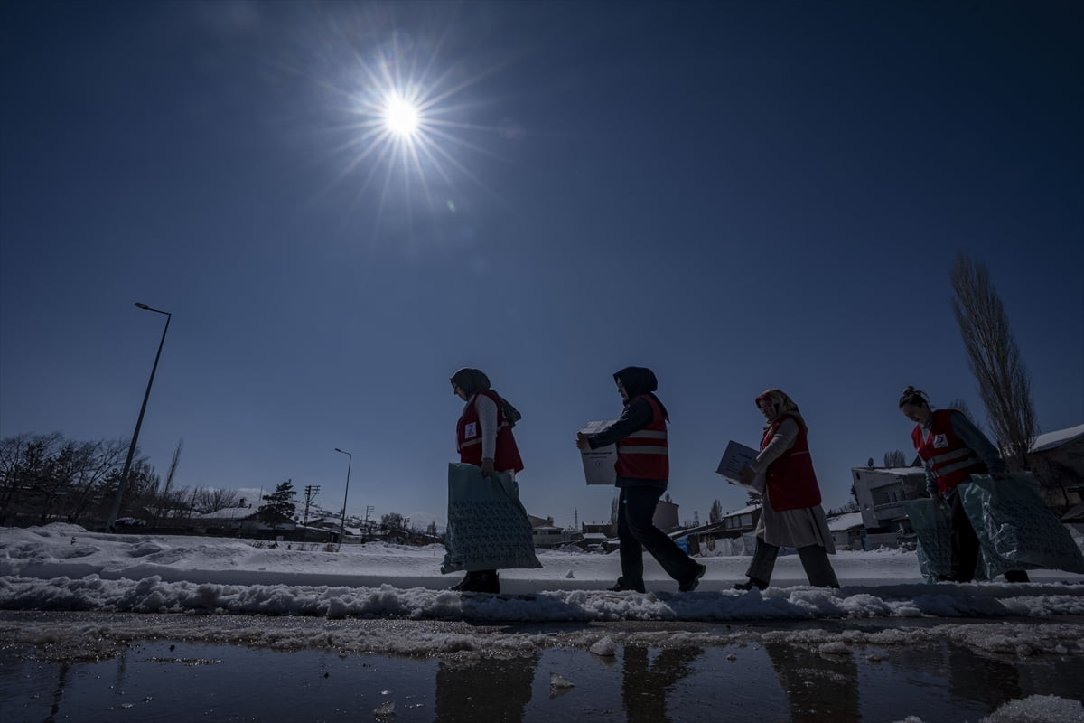 Erzurum'da ramazan boyunca yardım faaliyetleri düzenleyen Kızılay'ın gönüllü kadınları, bayramda...