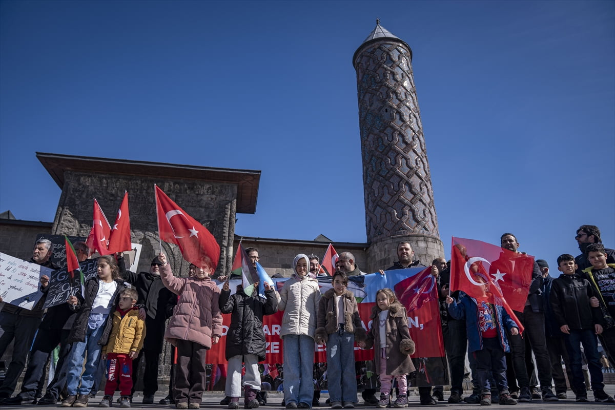 Erzurum'da sağlık çalışanları, İsrail'in Gazze'ye yönelik saldırılarını protesto etmek ve yaşanan...