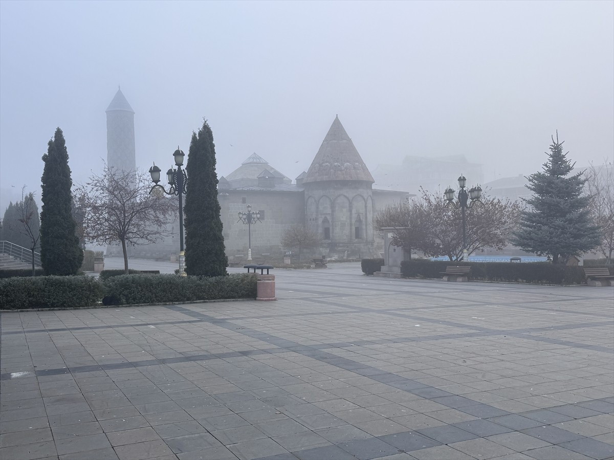 Erzurum'da soğuk hava ile sis, etkili oldu. Tarihi Yakutiye Medresesi etrafında sis nedeniyle...
