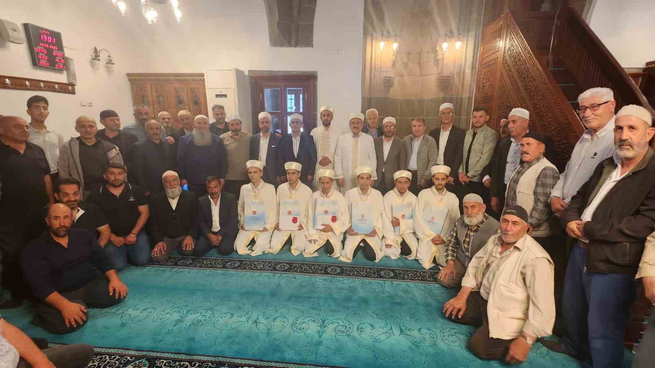 ERZURUM'DA TARİHİ BAKIRCI CAMİİ'NDE HAFIZLIK EĞİTİMLERİNİ TAMAMLAYAN 6 ÖĞRENCİ İÇİN MEZUNİYET...
