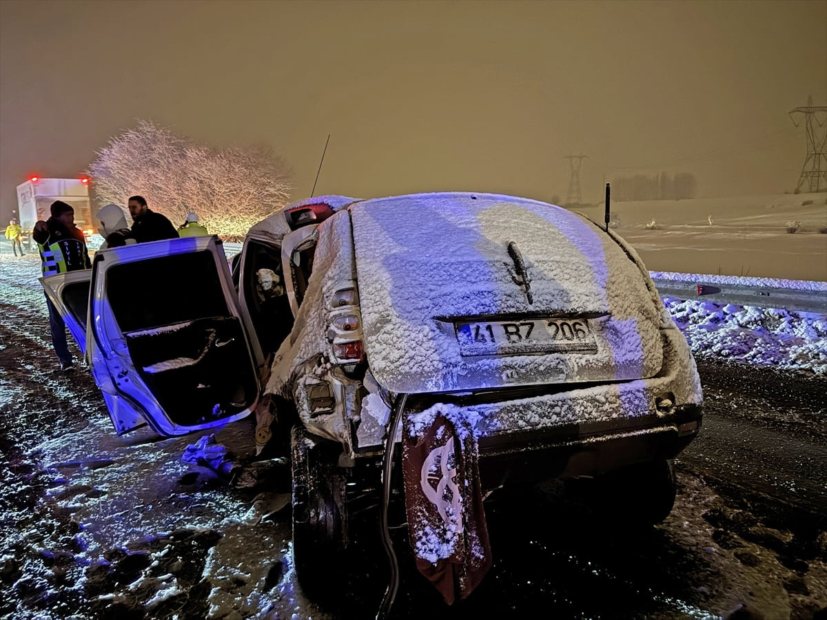 Erzurum'da, tır ile çarpışan SUV tipi araçtaki 4 kişi hayatını kaybetti.