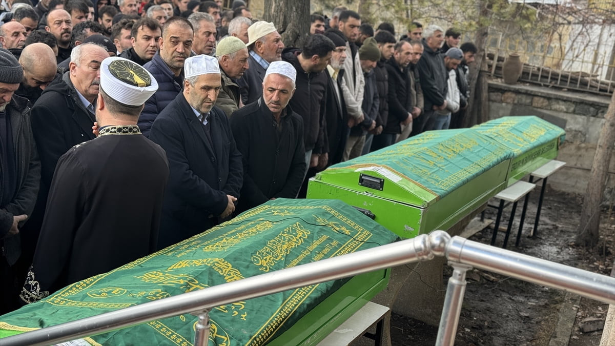 Erzurum'da tır ile SUV tipi aracın çarpıştığı kazada yaşamını yitiren 4 kişiden 3'ünün cenazesi...