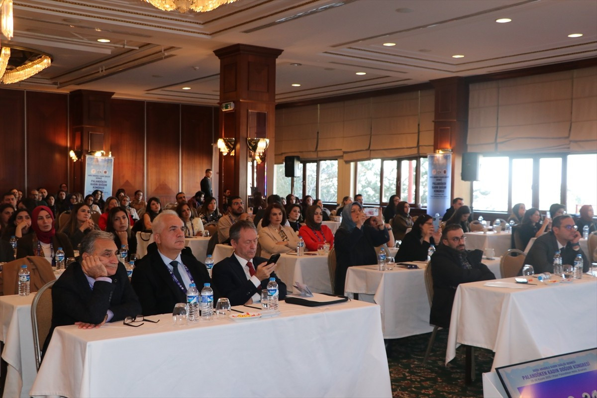 Erzurum'da, Türkiye'nin dört bir yanından akademisyen ve kadın doğum doktorlarının katılımıyla...