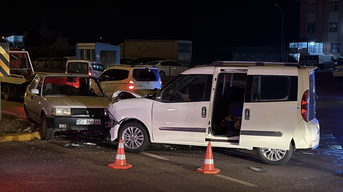 Erzurum'da üç aracın karıştığı zincirleme trafik kazasında 2 kişi yaralandı.