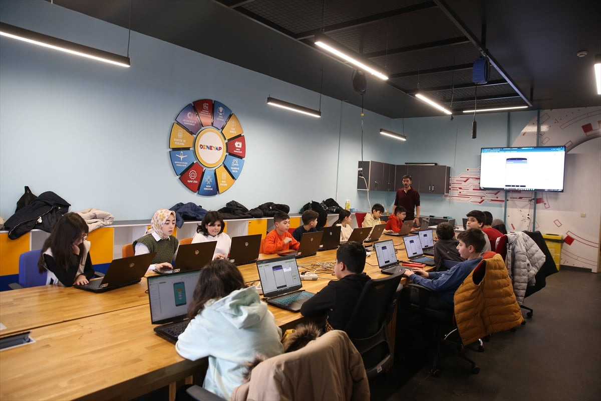 Erzurum'da yarıyıl tatilinde Bilim Erzurum'u tercih eden çocuklar, teknoloji ve bilim...