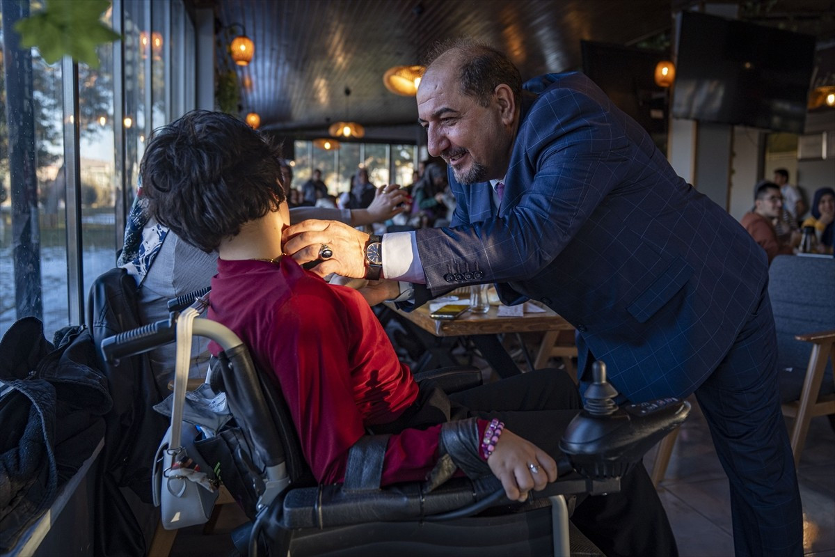 Erzurum'da yaşayan Şaban Hepekbiç (sağda), bedensel engelli eşi ve otizmli oğlundan etkilenerek...