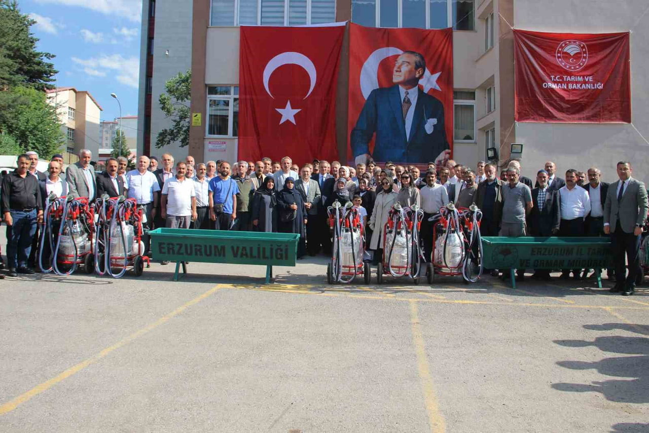 ERZURUM'DA YETİŞTİRİCİLERE 288 SIVAT VE 120 SÜT SAĞIM MAKİNESİ DAĞITILDI