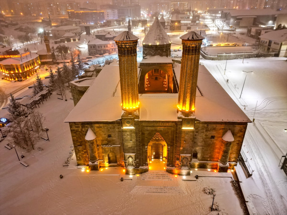 Erzurum'da yoğun kar yağışının ardından beyaza bürünen Tarihi Çifte Minareli Medrese, Erzurum...