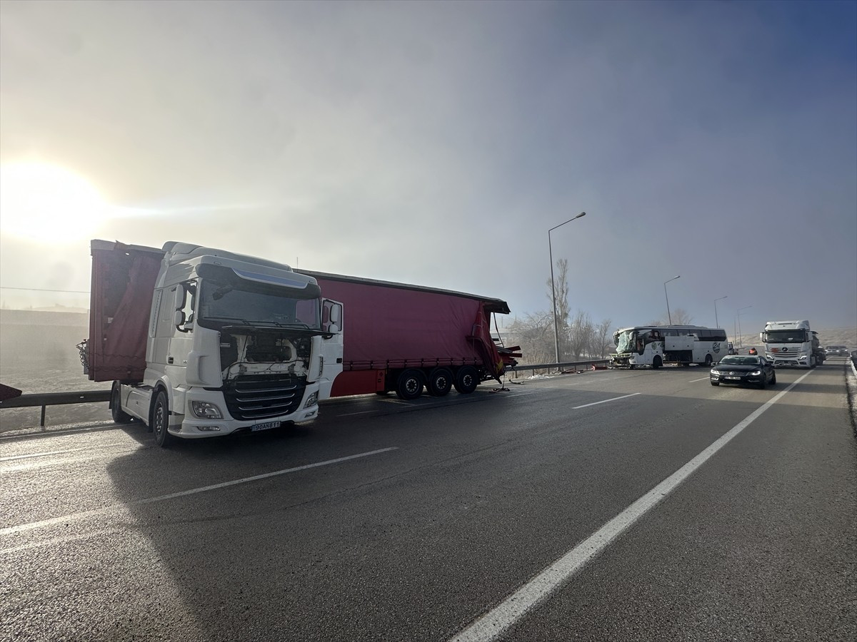 Erzurum'da yolcu otobüsüyle tırın çarpışması sonucu 11 kişi yaralandı.