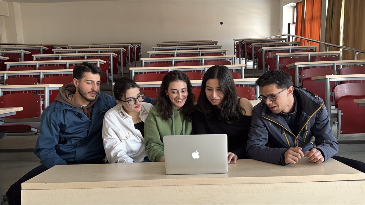 Erzurum'daki Atatürk Üniversitesi İletişim Fakültesi Gazetecilik bölümü öğrencileri, Anadolu...