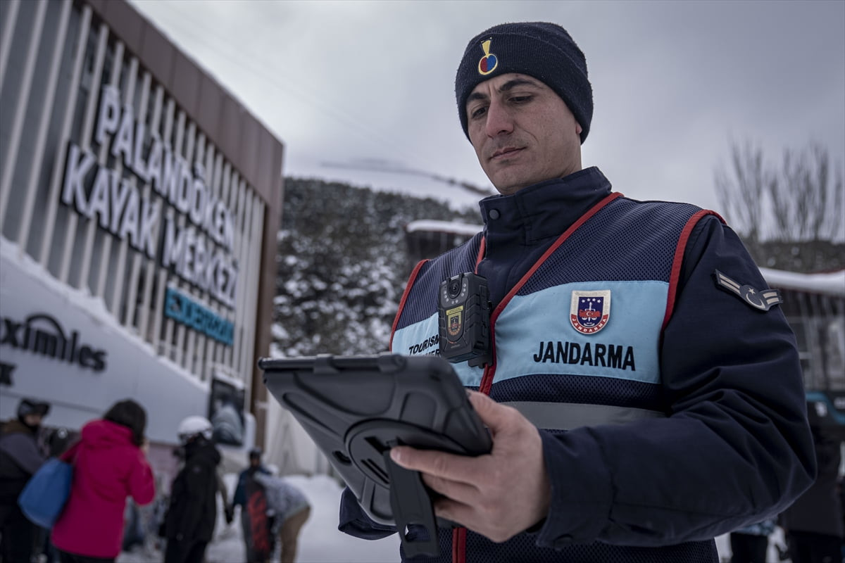 Erzurum'daki Palandöken Kayak Merkezi'nde görevli jandarma arama kurtarma (JAK) ve turizm...