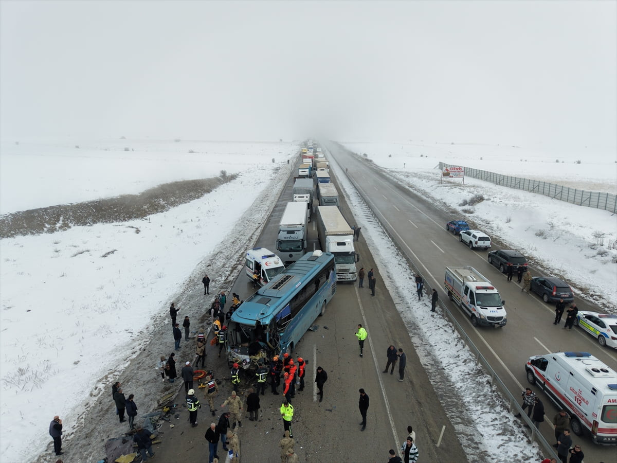 Erzurum'un Aşkale ilçesinde aynı bölgede ikinci kez meydana gelen zincirleme trafik kazasında, ilk...