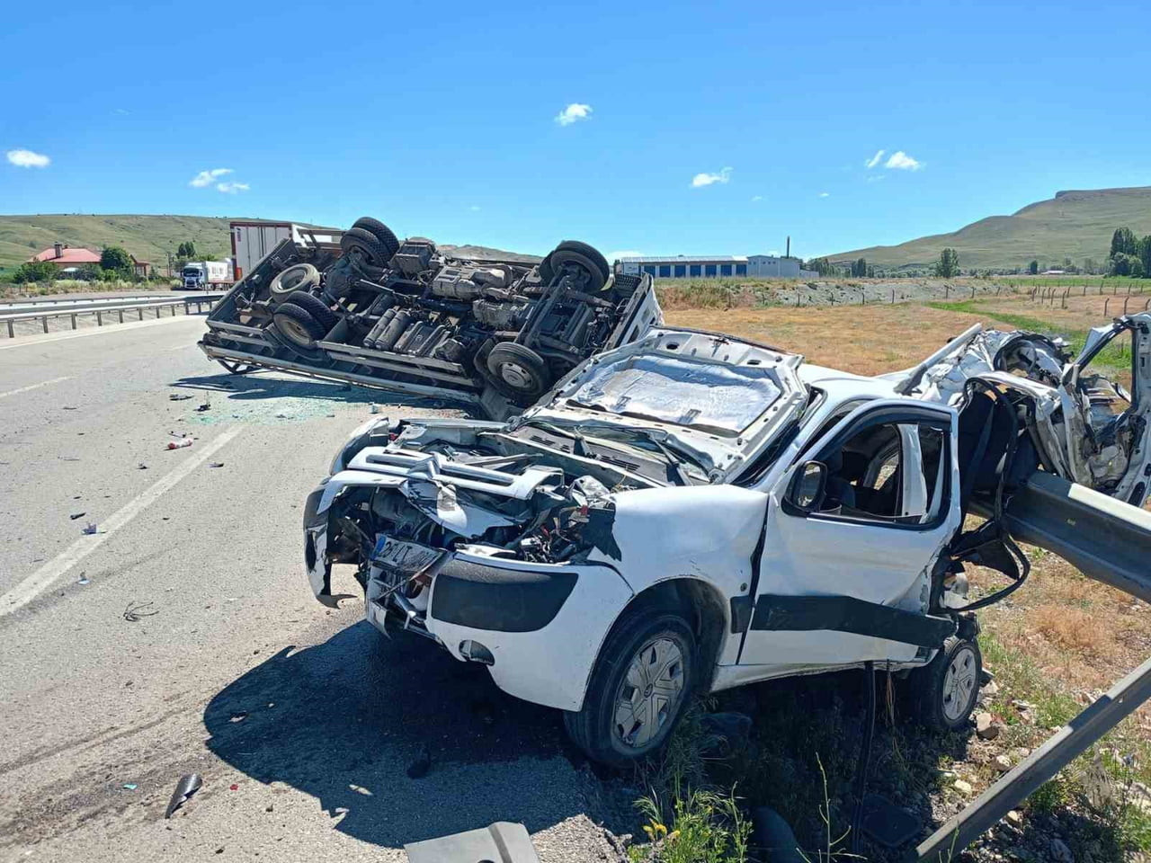 ERZURUM'UN AŞKALE İLÇESİNDE MEYDANA GELEN TRAFİK KAZASINDA 1 KİŞİ AĞIR, 2 KİŞİ...