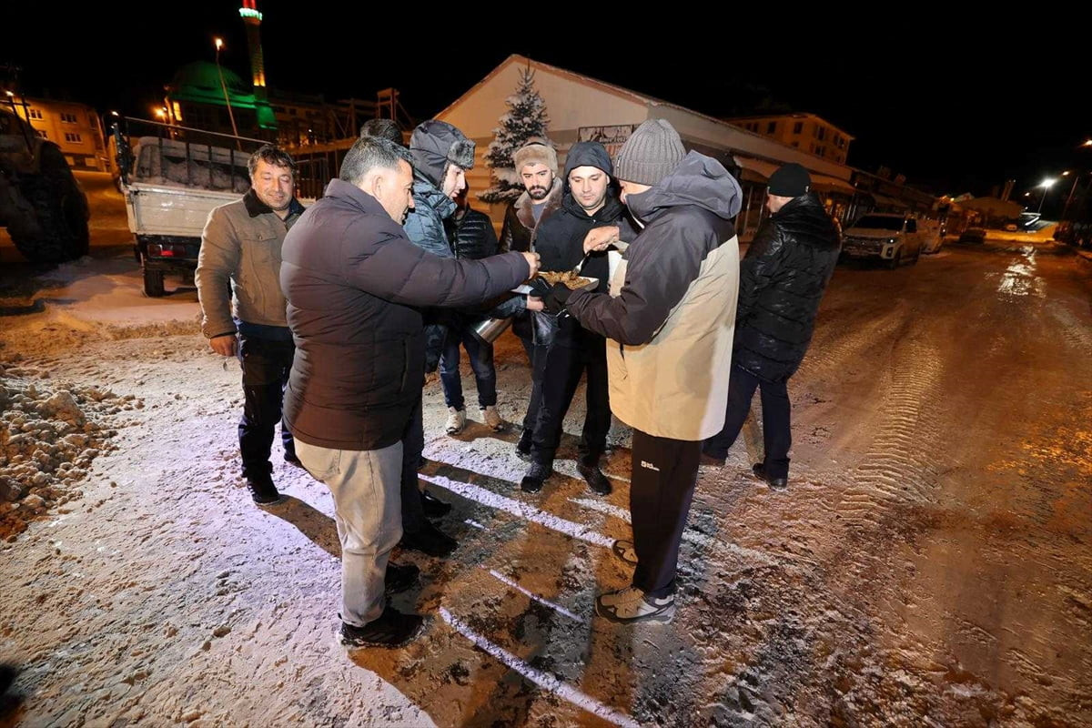 Erzurum'un Aziziye ilçesinde kar küreme ve yol açma çalışmalarını sürdüren belediye personeline...