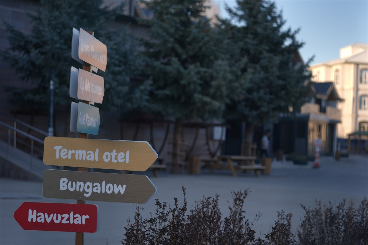 Erzurum'un Aziziye ilçesindeki Atatürk İlkokulunun asansör boşluğunda sülfür gazı tespit edilmesi...