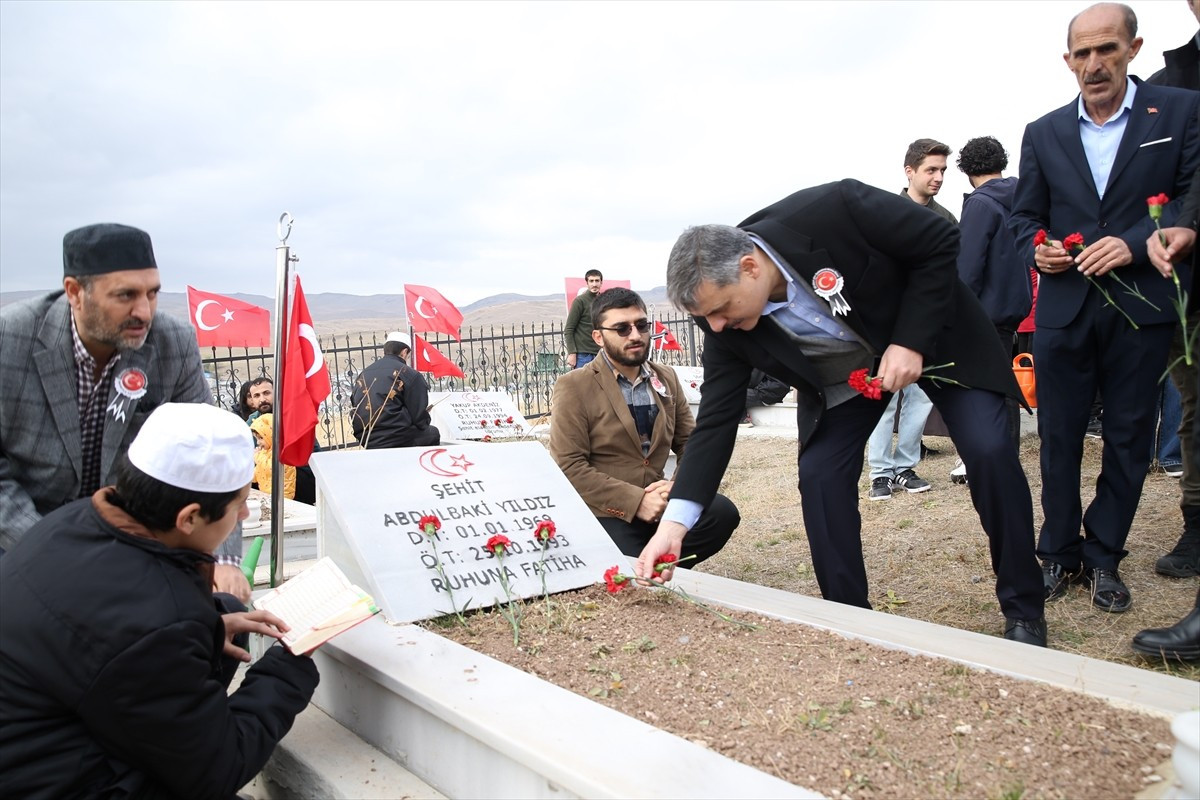 Erzurum'un Çat ilçesine bağlı Yavi Mahallesi'nde 32 yıl önce PKK'lı teröristlerce katledilen 5'i...