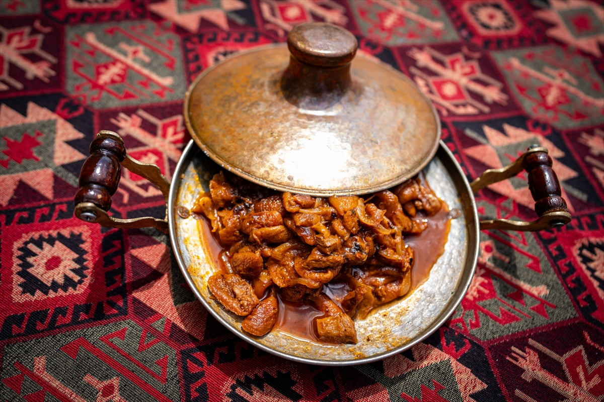 Erzurum'un geleneksel yemeklerinden coğrafi işaretli aşmalı yahni, geçmişten bugüne gelen özgün...