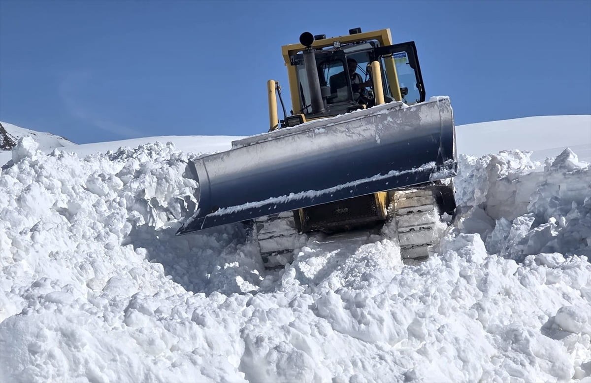 Erzurum'un Horasan ilçesinde bir süre önce etkili olan kar ve tipi nedeniyle kar kalınlığı bazı...