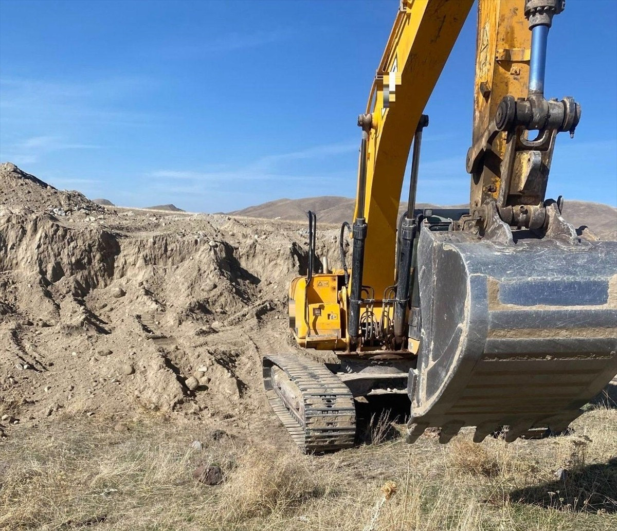 Erzurum'un Horasan ilçesinde düzenlenen operasyonda kaçak kazı yapan 4 kişi suçüstü...