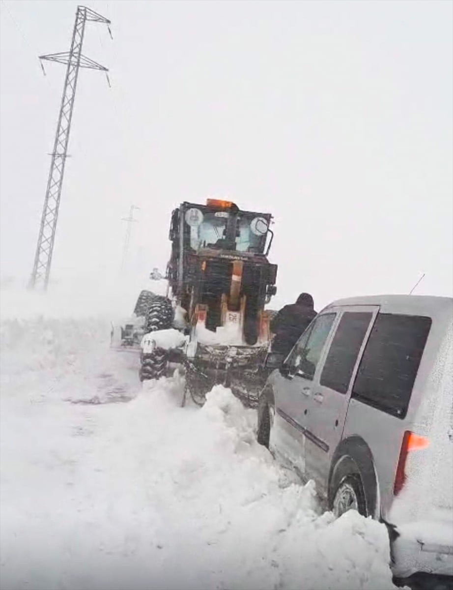 Erzurum'un Horasan ilçesinde köy yolunda kar ve tipi nedeniyle yolda mahsur kalan 15 kişi...