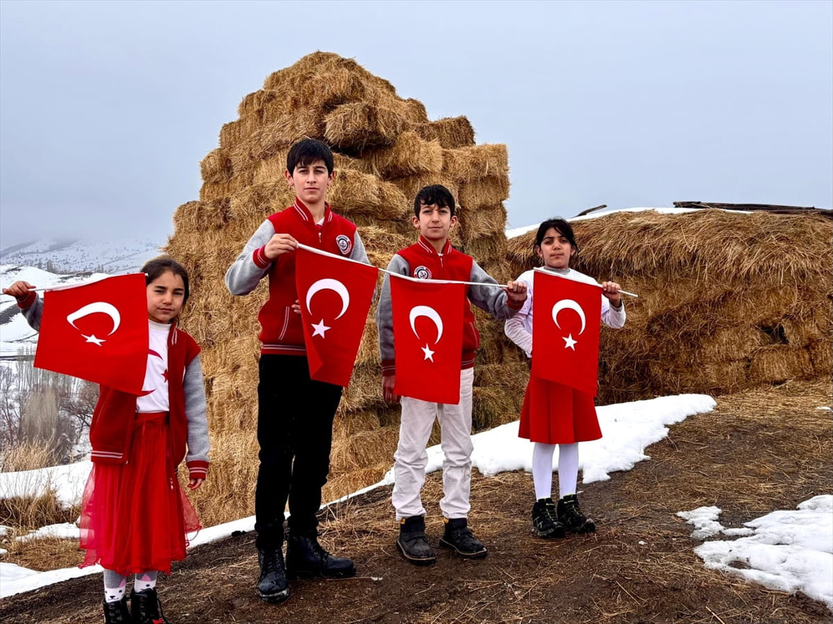 Erzurum'un Horasan ilçesindeki öğrenciler, yarıyıl tatilinin ardından köy halkı ile ellerine...