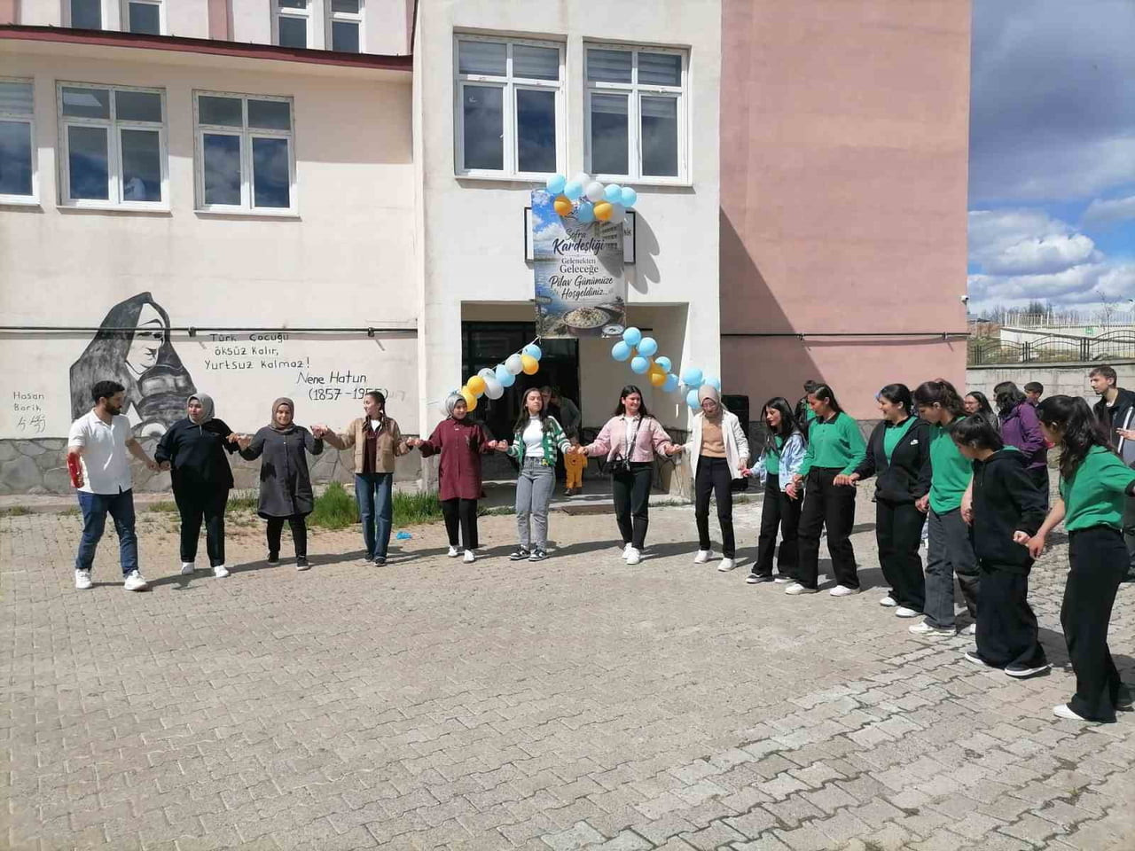 ERZURUM'UN KARAÇOBAN İLÇESİNDE MESLEKÎ VE TEKNİK ANADOLU LİSESİ TARAFINDAN "GELENEKTEN GELECEĞE"...
