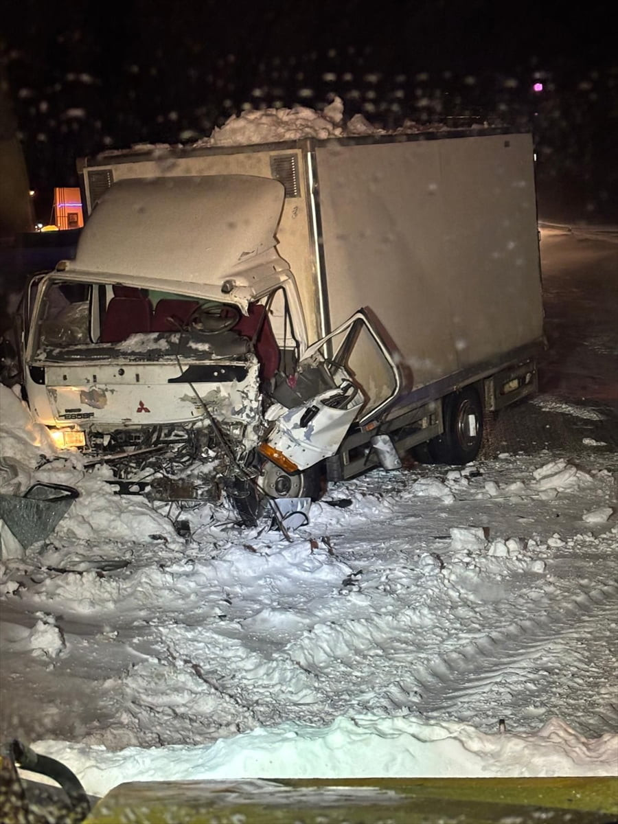 Erzurum'un Karayazı ilçesinde iki kamyonetin çarpışması sonucu sürücülerden 1'i yaşamını yitirdi...