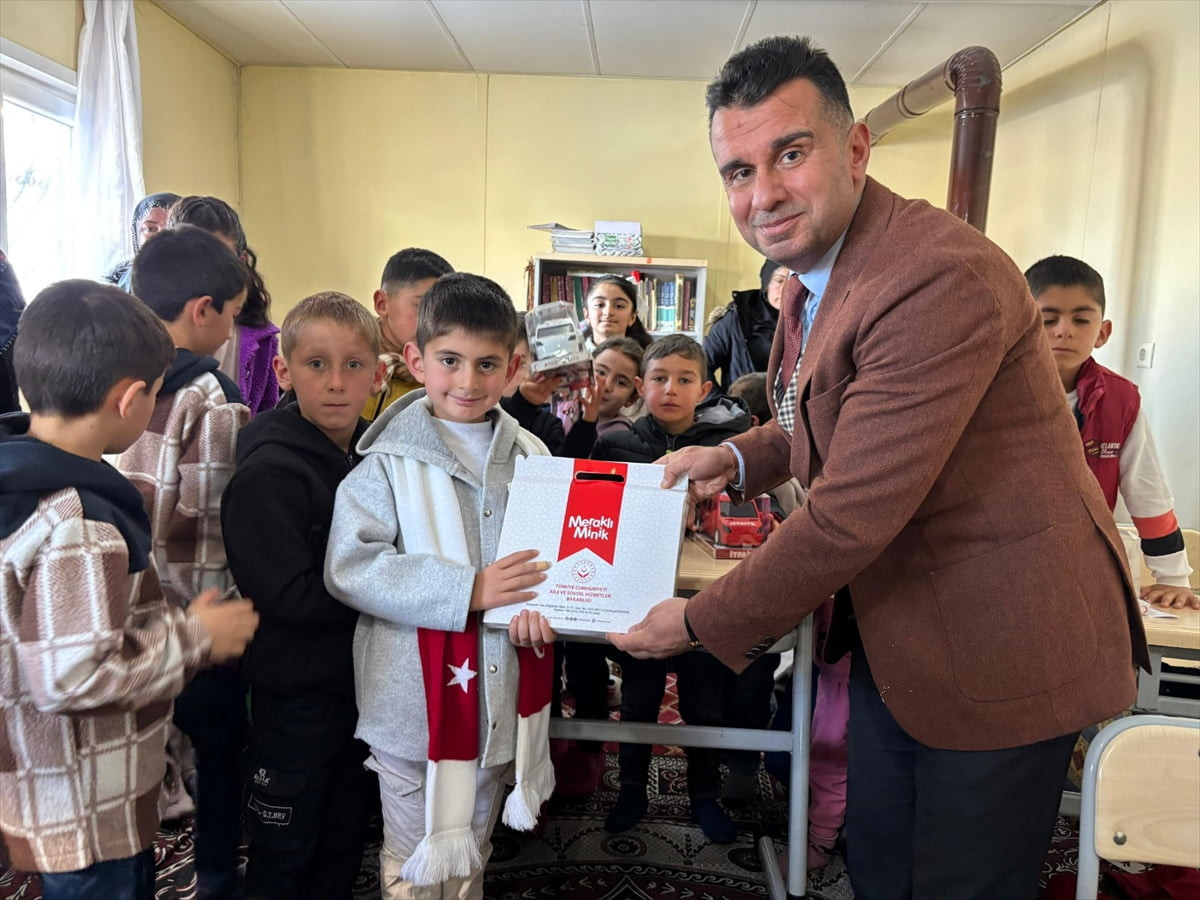 Erzurum'un Karayazı ilçesinde şehit çocukları, karnelerini törenle aldı. Çocuklarla yakından...